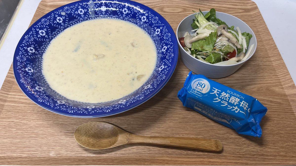 JbonPlanet57790's tweet photo. 今日の夕ご飯
クラムチャウダー(コストコ)にアスパラちょい足し
サラダ (さけるチーズとクレイジーソルトでシメジ炒めたやつのっけて)
このドレッシングが美味すぎて🫠 https://t.co/MCGdTJGlYm