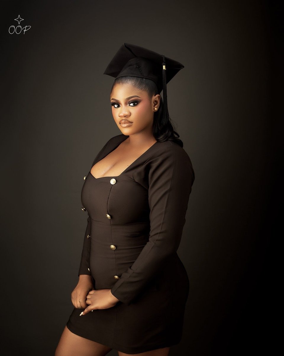 ms_aaliyahhhhh's tweet photo. I graduated with a FIRST CLASS LOWER(4.32)🤏🏽👩🏽‍🎓💕 https://t.co/yqipSi34R5