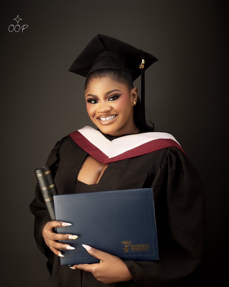 ms_aaliyahhhhh's tweet photo. I graduated with a FIRST CLASS LOWER(4.32)🤏🏽👩🏽‍🎓💕 https://t.co/yqipSi34R5