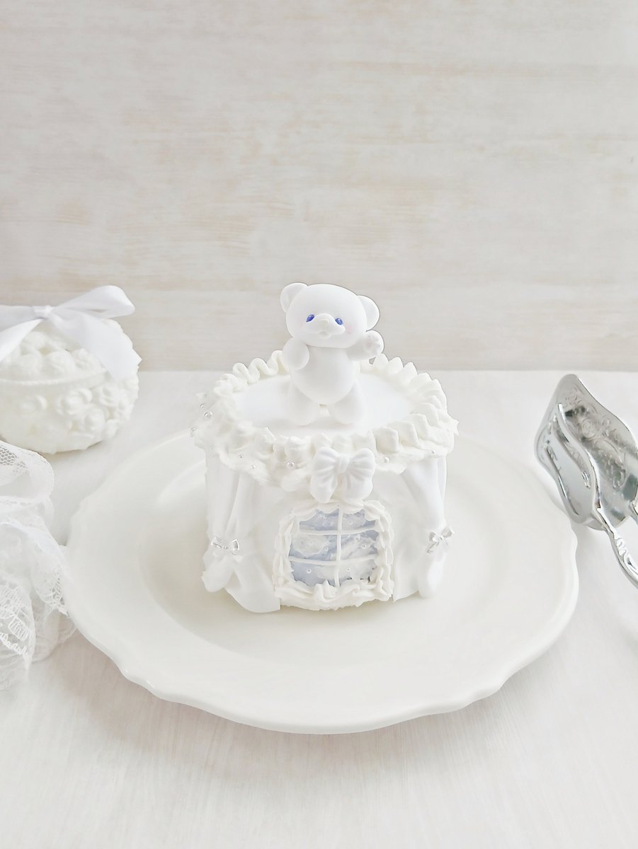 NN_cftm's tweet photo. 真っ白なだいふくくんケーキも
完成しました🐻‍❄️🎂

#いとわたあめ8周年 https://t.co/ZA40rbtpzD