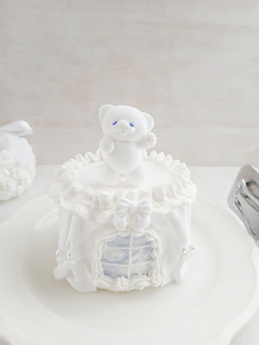 NN_cftm's tweet photo. 真っ白なだいふくくんケーキも
完成しました🐻‍❄️🎂

#いとわたあめ8周年 https://t.co/ZA40rbtpzD
