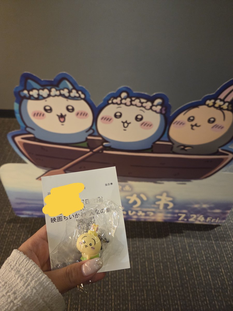 pulmoYD's tweet photo. 私の大好きな声優さんが出るって聞いたから、ちいかわの映画見てきた✨
けっこう深い話だったと思う
おっきく言えば悪とは正義とはみたいな
入場者特典は安定のうさぎ🐰なぜかランダム系うさぎを引く運命にある…謎だ https://t.co/RTwk0U7dhM