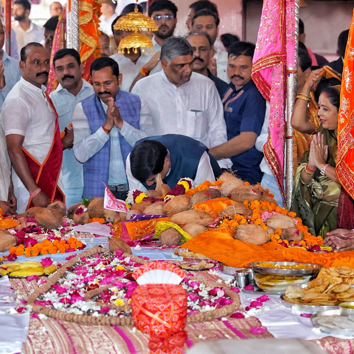 DrMohanYadav51's tweet photo. आज खंडवा में परम पूज्य संत श्री दादाजी धूनीवाले महाराज जी के दरबार में माथा टेक कर प्रदेशवासियों के सुख, समृद्धि एवं खुशहाली की कामना की। https://t.co/4McOEPDU4g