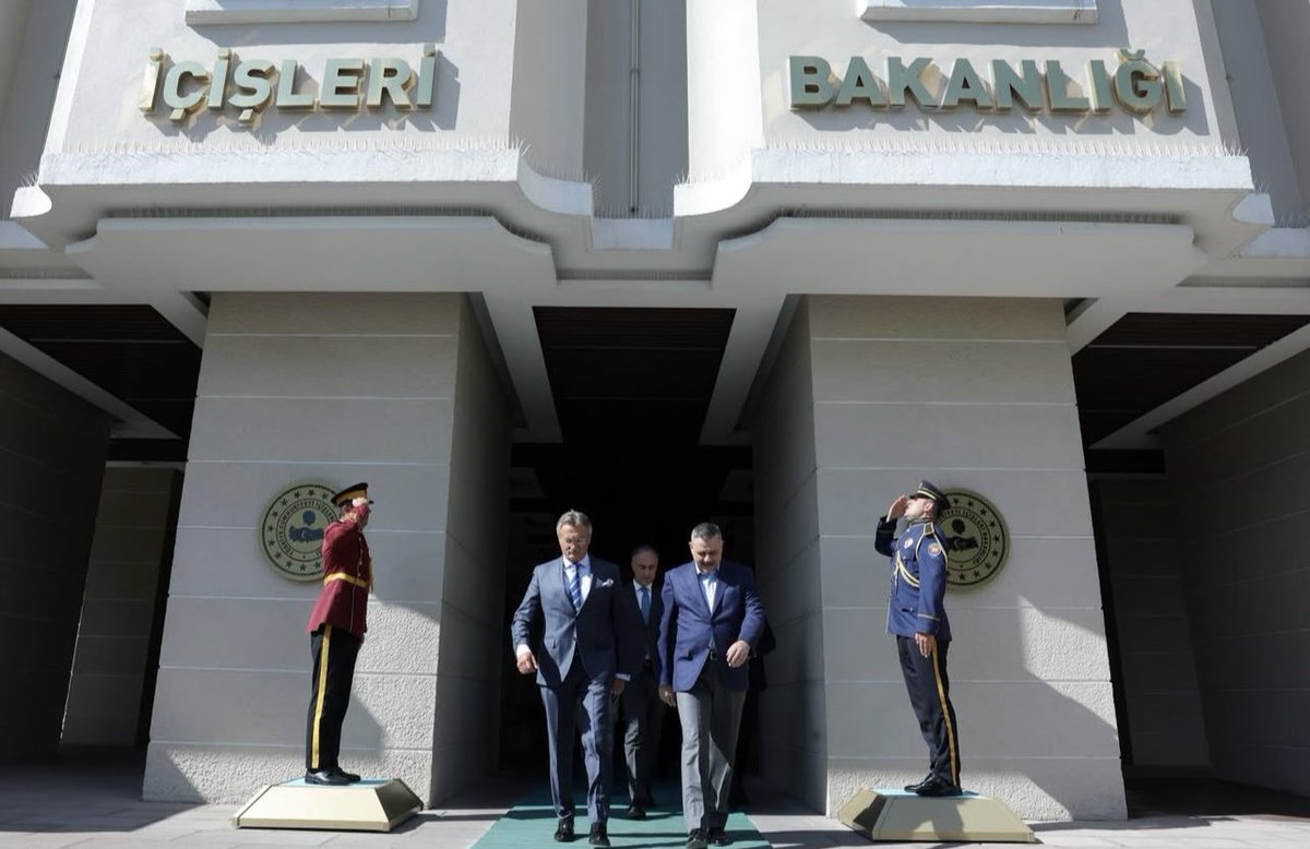 daimfed's tweet photo. 📌 DAİMFED Fahri Genel Başkanımız Sayın Kürşad Tüzmen, İçişleri Bakanımız Sayın Mustafa Çiftçi’yi makamında ziyaret etti.

💬 Ülkemizin gündemindeki gelişmelerin değerlendirildiği görüşmede, Sayın Bakanımızın kamu yönetimi, güvenlik ve toplumsal huzurun güçlendirilmesine yönelik ortaya koyduğu vizyoner yaklaşım ile yürütülen çalışmalar ele alındı. Görüşmede ayrıca DAİMFED’in gerçekleştirdiği faaliyetler ve sektörel değerlendirmeler hakkında fikir alışverişinde bulunuldu. 

🇹🇷 Ziyaret sırasında A Milli Kadın Voleybol Takımımızın VNL Şampiyonluğu da memnuniyetle karşılanırken, ülkemize büyük gurur yaşatan Filenin Sultanları tebrik edildi.

✅ Nazik kabulleri ve kıymetli değerlendirmeleri dolayısıyla İçişleri Bakanımız Sayın Mustafa Çiftçi’ye teşekkür ederiz.