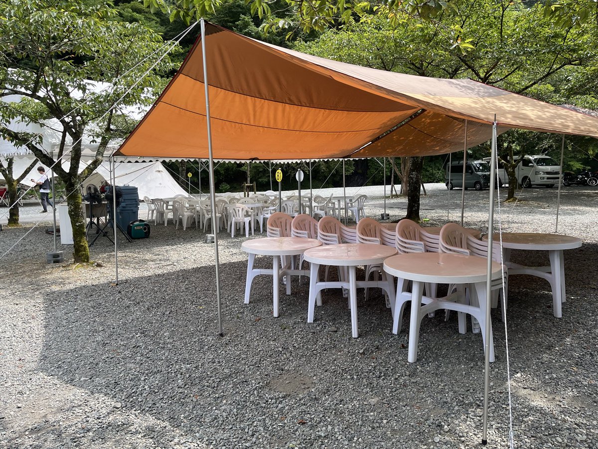 event21_ToDay's tweet photo. 先日キャンプ場にテント設営に行ってきましたー！
めちゃくちゃ綺麗な場所で絶対プライベートでも行くぞと気合い！
汗かいた後に観る川と頂いたお水で凄く素敵な気持ちでした。

#イベント21 #キャンプ場 #川 https://t.co/Qc86Gmm3jo