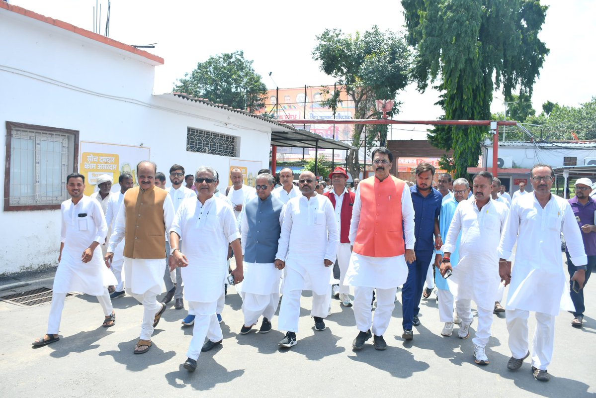 mishranitish's tweet photo. 📍प्रदेश भाजपा कार्यालय, पटना 
🗓️ 27 जुलाई 2026

आज प्रदेश भाजपा कार्यालय के अटल सभागार में बिहार भाजपा के यशस्वी प्रदेश अध्यक्ष आदरणीय श्री संजय सरावगी जी की गरिमामयी उपस्थिति में सीतामढ़ी के माननीय पूर्व सांसद श्री अर्जुन राय जी ने भाजपा की सदस्यता ग्रहण की।

इस अवसर पर विभिन्न राजनीतिक दलों एवं सामाजिक संगठनों के अनेक साथियों ने भी राष्ट्र प्रथम के भाव से प्रेरित होकर भाजपा की सदस्यता ग्रहण की।

@BJP4Bihar
