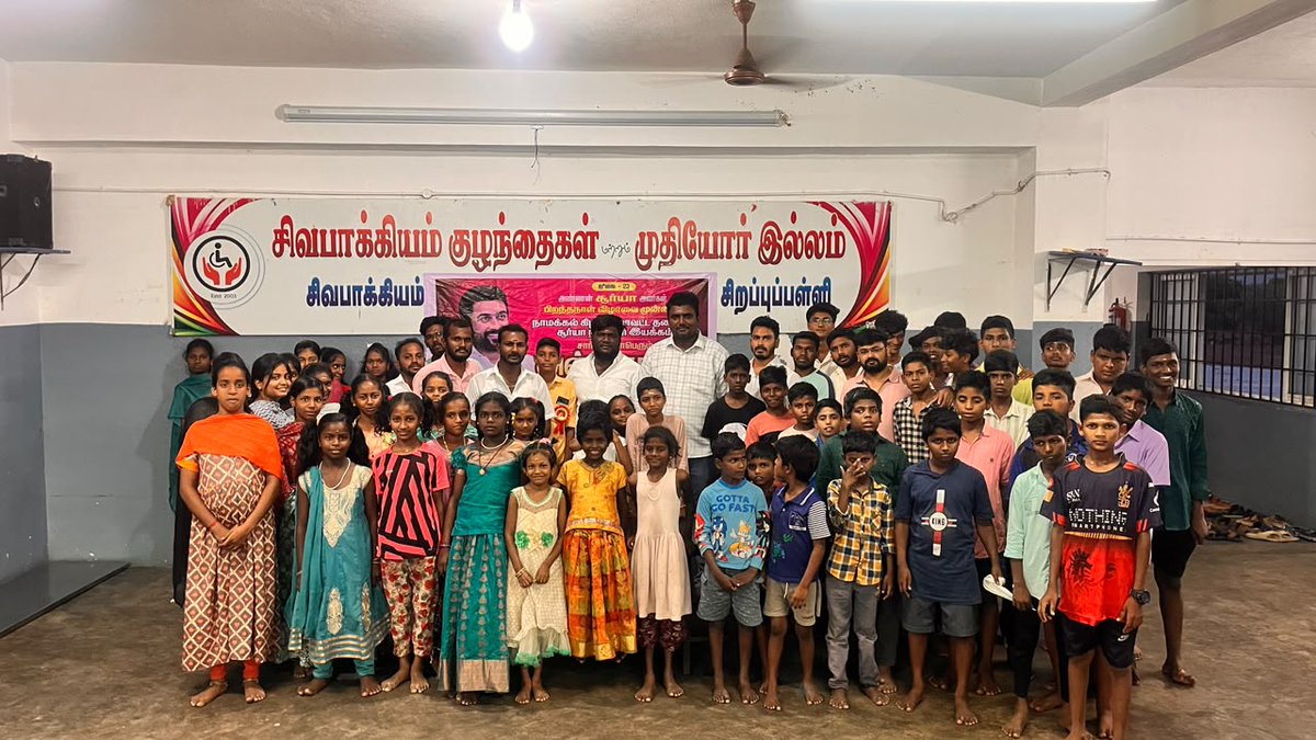 Suriya_AISFC's tweet photo. As part of @Suriya_offl Anna's 51st Birthday celebrations, @sfcNamakkal conducted a special pooja and organized food distribution for the public, residents of an old age home, and children's home. ❤️

Kudos to the team for this heartfelt welfare initiative! 👏

#SFCWelfareWorks https://t.co/tnCPt2PRCd