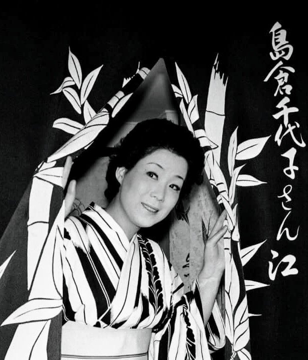 5x7ayk's tweet photo. @KUMA_1616 相撲や歌舞伎などではお世話になっている人に自分の名をさりげなく(他人が着るので)デザインした浴衣地を夏前に贈ることが多いんですよ👘 

お芝居では楽屋着として浴衣を着ることが多いそうです https://t.co/ynX3jOBzmj