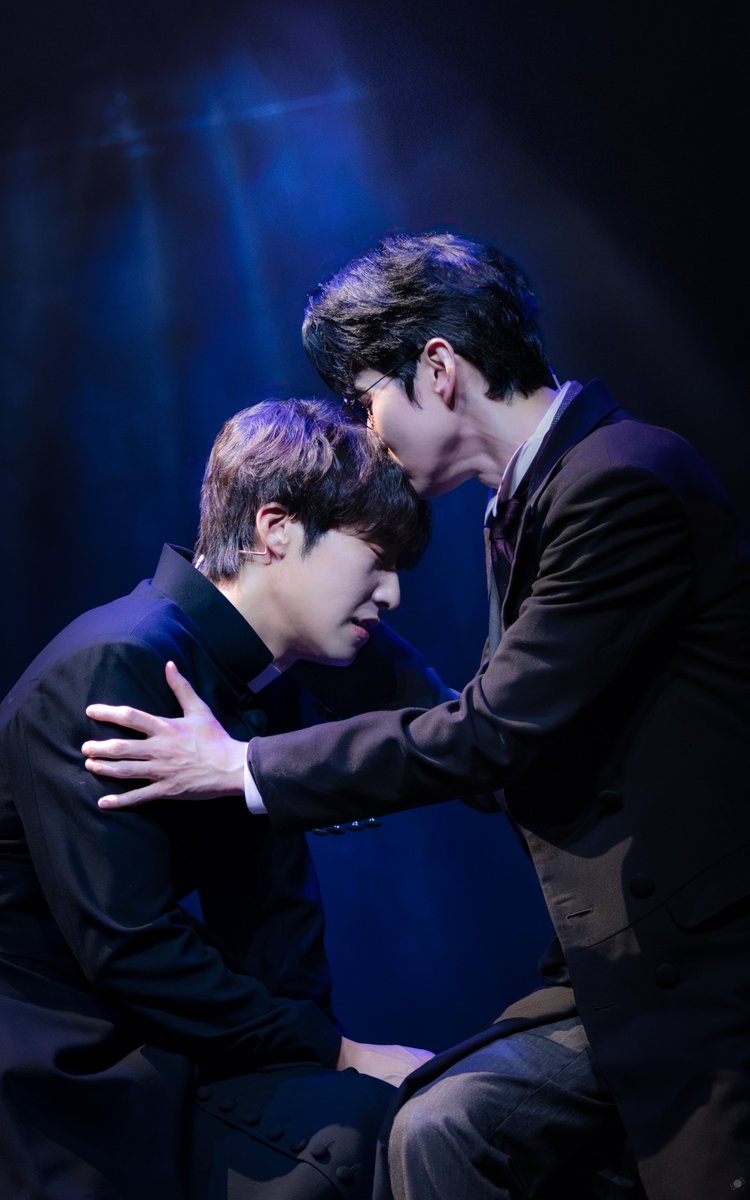 dan_100shine's tweet photo. 뮤지컬 <브라더스 까라마조프>     
260723     
스페셜 커튼콜 - 장롱안에서    
이반 #임강성 배우님    
알료샤 #김지철 배우님     

#브라더스까라마조프 #대학로최고의가족뮤지컬 https://t.co/AvWkHTeQPt