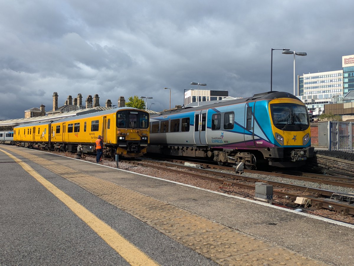 SteelCityDog_'s tweet photo. Today's photo from the Steel City...
The @networkrail TRU, 950001, stands on the DSS line at Sheffield waiting for its path onwards, while @TPExpressTrains 185107 and 185106 are ready to head off to Cleethorpes via Scunthorpe.
#Class950 #Class185 https://t.co/yd8nHmGYDx