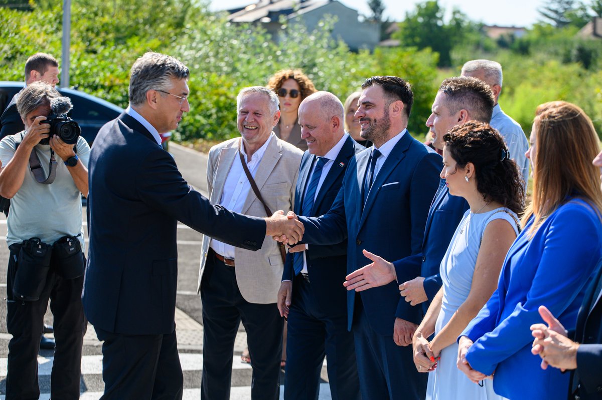 AndrejPlenkovic's tweet photo. U Sisku smo uručili ključeve za ukupno 57 stanova u tri nove višestambene zgrade✅time je na području Sisačko-moslavačke županije dovršeno ukupno 57 višestambenih zgrada.

Vrijednost ovog projekta iznosi gotovo 30 milijuna € i potvrđuje predanost @VladaRH revitalizaciji #SMŽ➡️istovremeno, svima čiji domovi još nisu obnovljeni osiguravamo adekvatan smještaj, bez plaćanja najamnine, uz sufinanciranje režijskih troškova.

❗U proteklih šest godina uložili smo velike napore kako bismo dinamizirali proces obnove✅dosad smo ukupno uložili 5 milijardi € – 3 milijarde € za Zagreb te 2 milijarde € na Banovini i drugim pogođenim područjima. @mpgi_hr 

Hvala svim partnerima na suradnji, a građanima na strpljenju i povjerenju. Nastavljamo s obnovom sve dok posao ne bude u potpunosti dovršen.