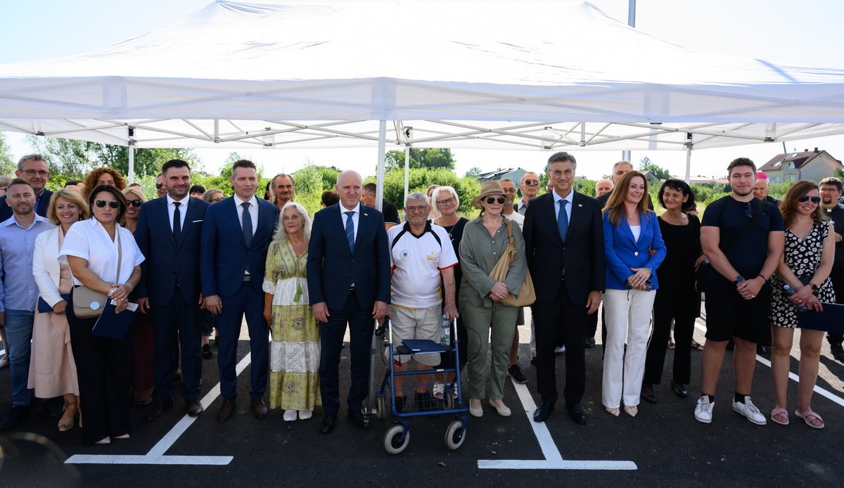 AndrejPlenkovic's tweet photo. U Sisku smo uručili ključeve za ukupno 57 stanova u tri nove višestambene zgrade✅time je na području Sisačko-moslavačke županije dovršeno ukupno 57 višestambenih zgrada.

Vrijednost ovog projekta iznosi gotovo 30 milijuna € i potvrđuje predanost @VladaRH revitalizaciji #SMŽ➡️istovremeno, svima čiji domovi još nisu obnovljeni osiguravamo adekvatan smještaj, bez plaćanja najamnine, uz sufinanciranje režijskih troškova.

❗U proteklih šest godina uložili smo velike napore kako bismo dinamizirali proces obnove✅dosad smo ukupno uložili 5 milijardi € – 3 milijarde € za Zagreb te 2 milijarde € na Banovini i drugim pogođenim područjima. @mpgi_hr 

Hvala svim partnerima na suradnji, a građanima na strpljenju i povjerenju. Nastavljamo s obnovom sve dok posao ne bude u potpunosti dovršen.
