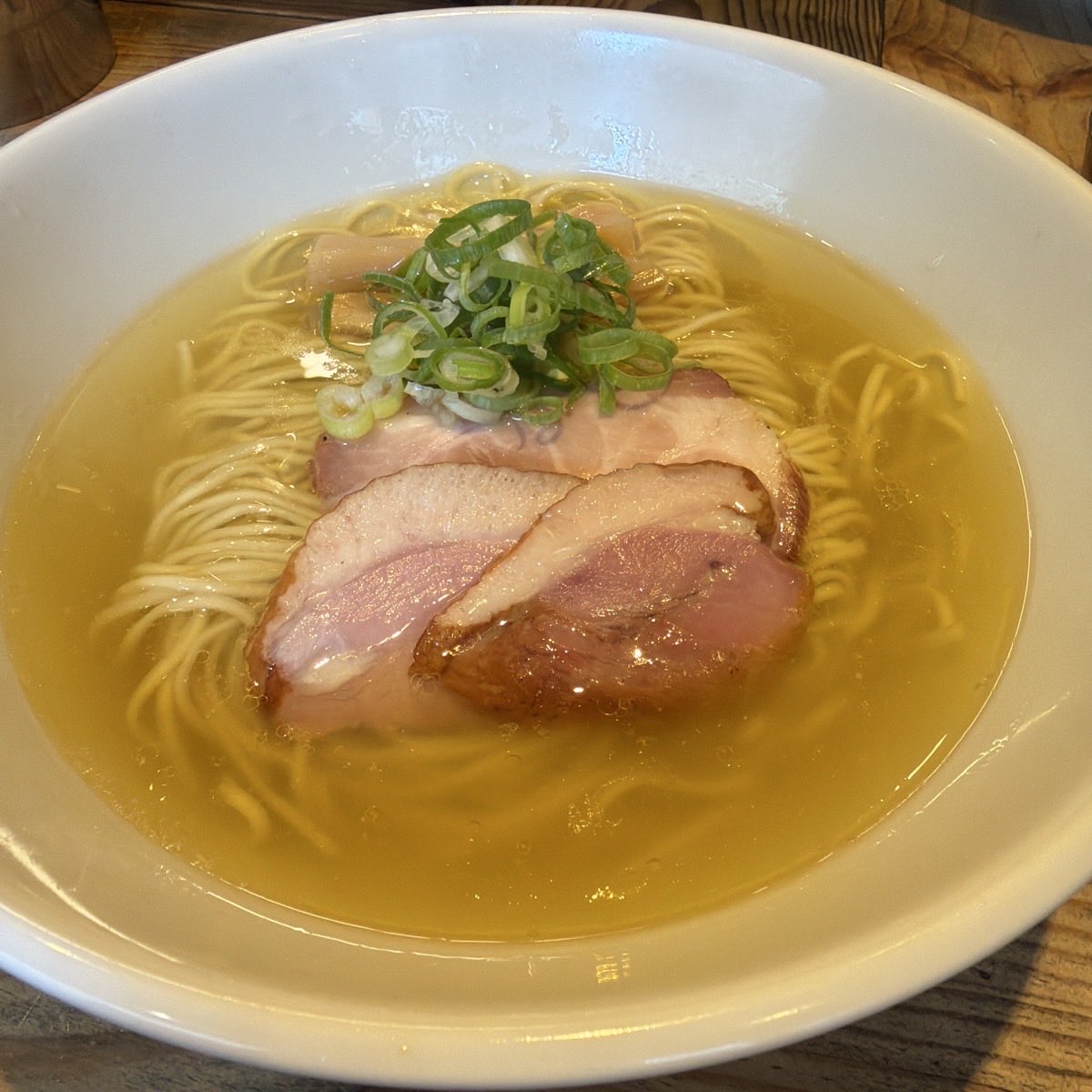 hirofsky's tweet photo. 麺屋 翔 本店@新宿
軍鶏塩らーめん　1,000円

麺大盛りかライス無料。

何と言ったら良いか、
私を見て！って感じの
美しいスープ。
色、質感とも素晴らしい。

優しいけれど、深く濃厚な塩スープ。

麺は細めのストレート。
トッピングの鴨が素晴らしく美味しい。

流石、本店。
醤油も食べたみたい。 https://t.co/DZYpylburS