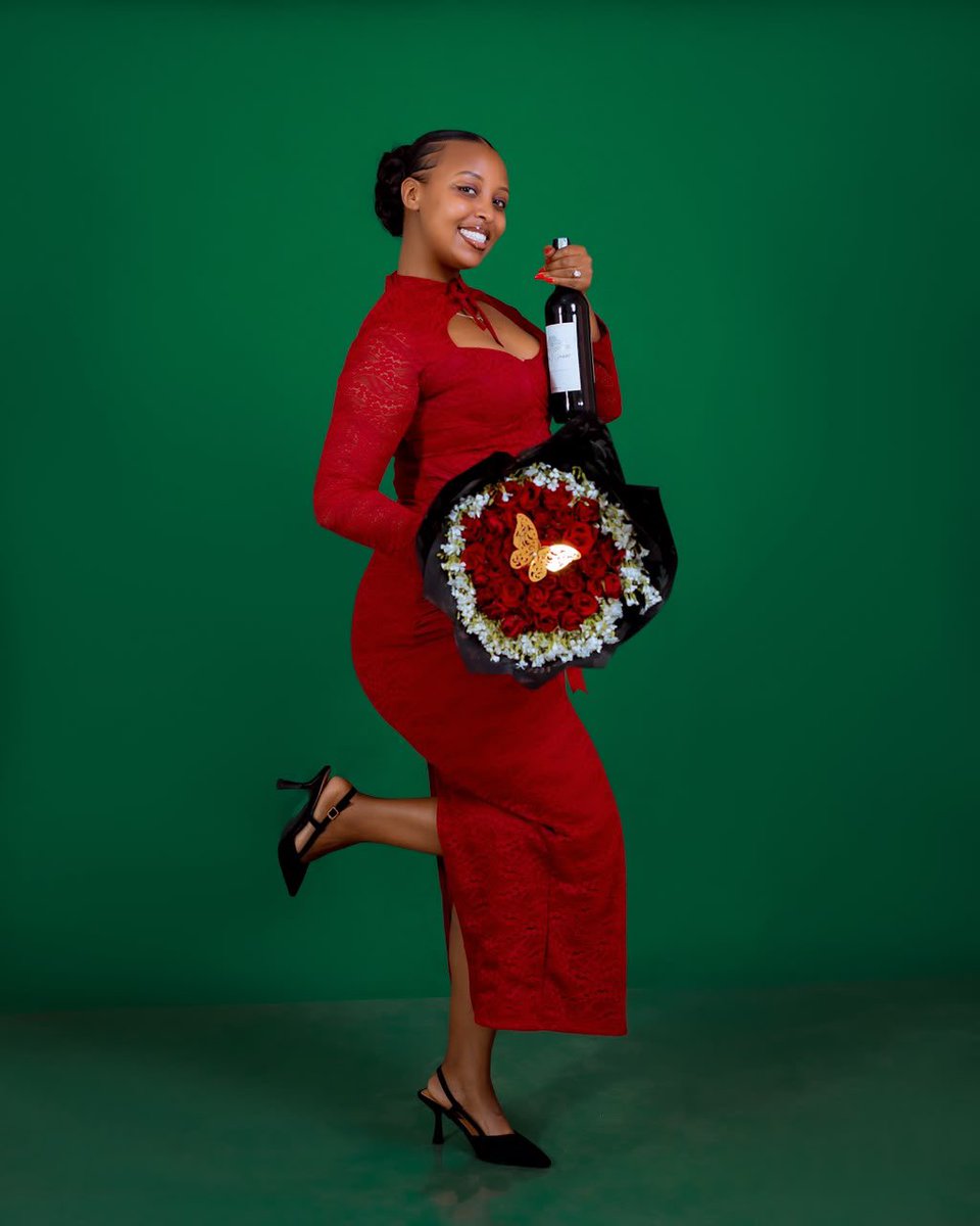 IGIHE's tweet photo. Umunyamakuru Dushimimana Jean de Dieu, wamamaye nka Dashim mu kiganiro Inzu y’Ibitabo, yambitse impeta y’urukundo umukunzi we Niwemugore Donatha, amusaba ko bazarushinga.

Ni ibirori byabaye ku wa 25 Nyakanga 2026, aho aba bombi batangiye imyiteguro y’ubukwe bwabo bateganya gukora mu gihe kiri imbere. 

#IGIHEKulture