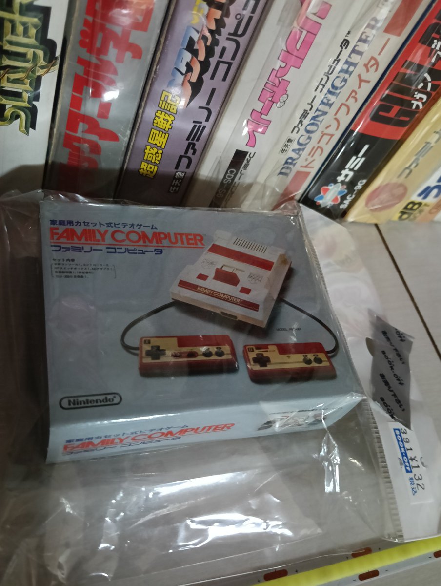 R2020TT's tweet photo. ファミコン本体の���買ってきたよ😉この前買ったファミコン本体入れてみたよ！中の��泡スチロールと説明書とACアダプタも欲しくなっちゃうな🤣 https://t.co/AhThIJPvyv