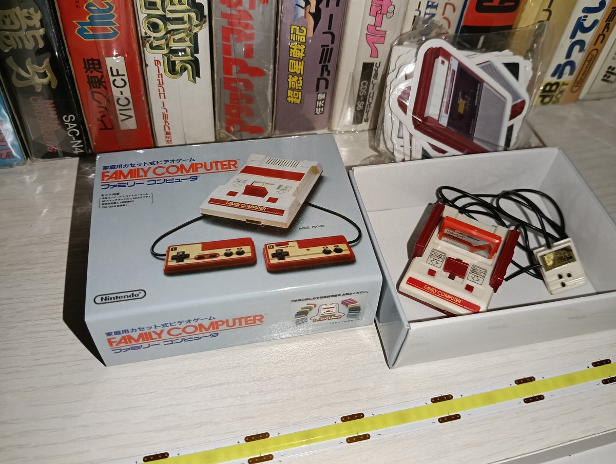 R2020TT's tweet photo. ファミコン本体の���買ってきたよ😉この前買ったファミコン本体入れてみたよ！中の��泡スチロールと説明書とACアダプタも欲しくなっちゃうな🤣 https://t.co/AhThIJPvyv