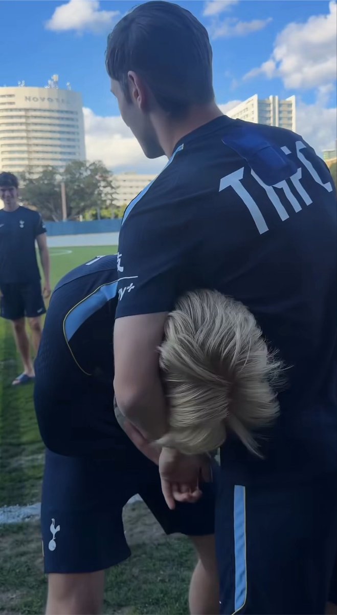 CossinOne's tweet photo. Nice to see Ben Davies doing his best to keep Bergvall at the club. https://t.co/rpuiZEJWFw