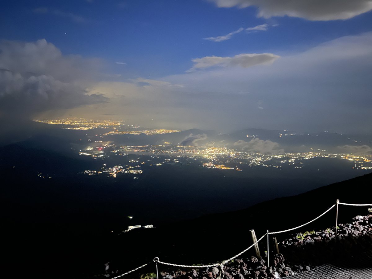 fish44786's tweet photo. やりたいことの1つ〜
富士山登山🗻無事に達成できた！！
登山中に雹が降り始めたり、足への負担がきつくて心が折れそうになったりと大変だったけど、綺麗な夜景と御来光を見た瞬間、全部報われた🥹
挑戦して本当によかった！！ https://t.co/3kQ4vqkZTt
