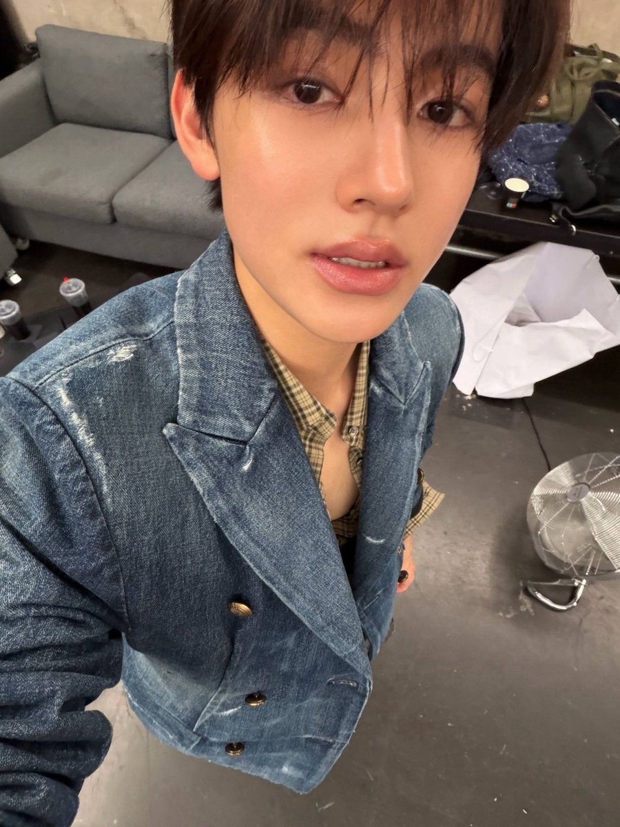 Seonghyeoszn's tweet photo. How’s this angle? Felt good today and wanted to share this look with you all. Seriously, is it warm in here or is it just the fan? https://t.co/k0i2IQemIE