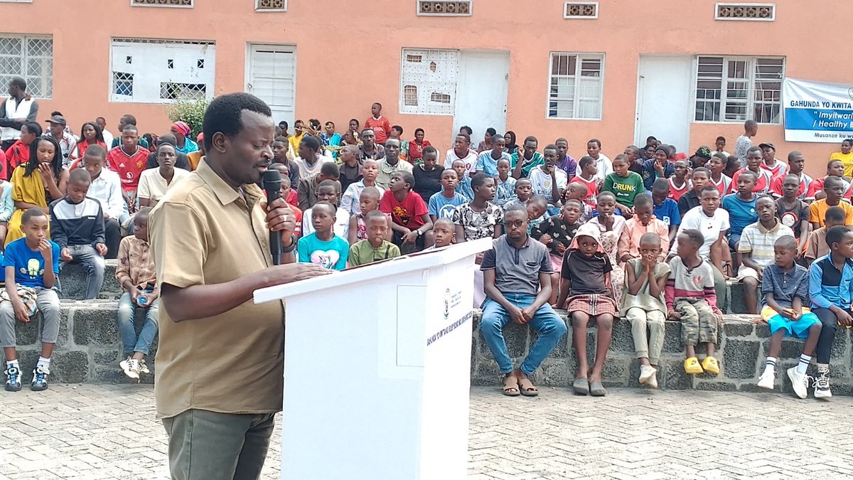 YouthMusanze's tweet photo. @RwandaYouthVol1 muri @MusanzeDistrict bakomeje kwifatanya n'ubuyobozi rw'akarere na @Rwandapolice muri gahunda y'intore mu biruhuko. Hakomeje gutangirwamo ubutumwa bwo kwirinda ibiyobyabwenge, kurwanya inda zitateguwe, kugaragaza impano zitandukanye kwigishwa uburere buboneye. https://t.co/OpFoSvTIHp