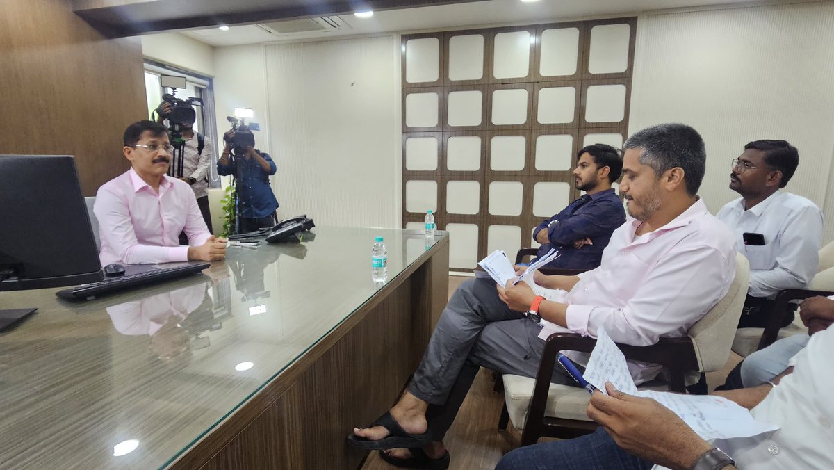RRPSpeaks's tweet photo. औषध निरीक्षक पदाच्या परिक्षेचा पेपर फुटल्यासंदर्भात अन्न व औषध प्रशासन विभागाचे आयुक्त तुकाराम मुंढे साहेब यांची स्पर्धा परिक्षेच्या विद्यार्थ्यांसोबत भेट घेऊन सविस्तर चर्चा केली आणि या पेपरफुटी प्रकरणाची स्वतंत्र, निष्पक्ष व कालबद्ध मर्यादेत चौकशी करण���याची विनंती त्यांना केली, तसंच याबाबतचं निवेदनही त्यांना दिलं. हा विषय MPSC आयोगाच्या अखत्यारित येत असल्याने याबाबतची सर्व कागदपत्रे आयोगाकडे सोपवण्यात येतील आणि आयोग याबाबत नक्कीच योग्य कारवाई करेल, असा विश्वास त्यांनी यावेळी व्यक्त केला.