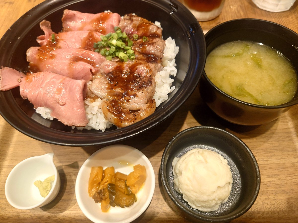 mun_gf's tweet photo. 黒毛和牛ステーキ&amp;ローストビーフ丼美味いお😭 https://t.co/QCXLqNgpT1
