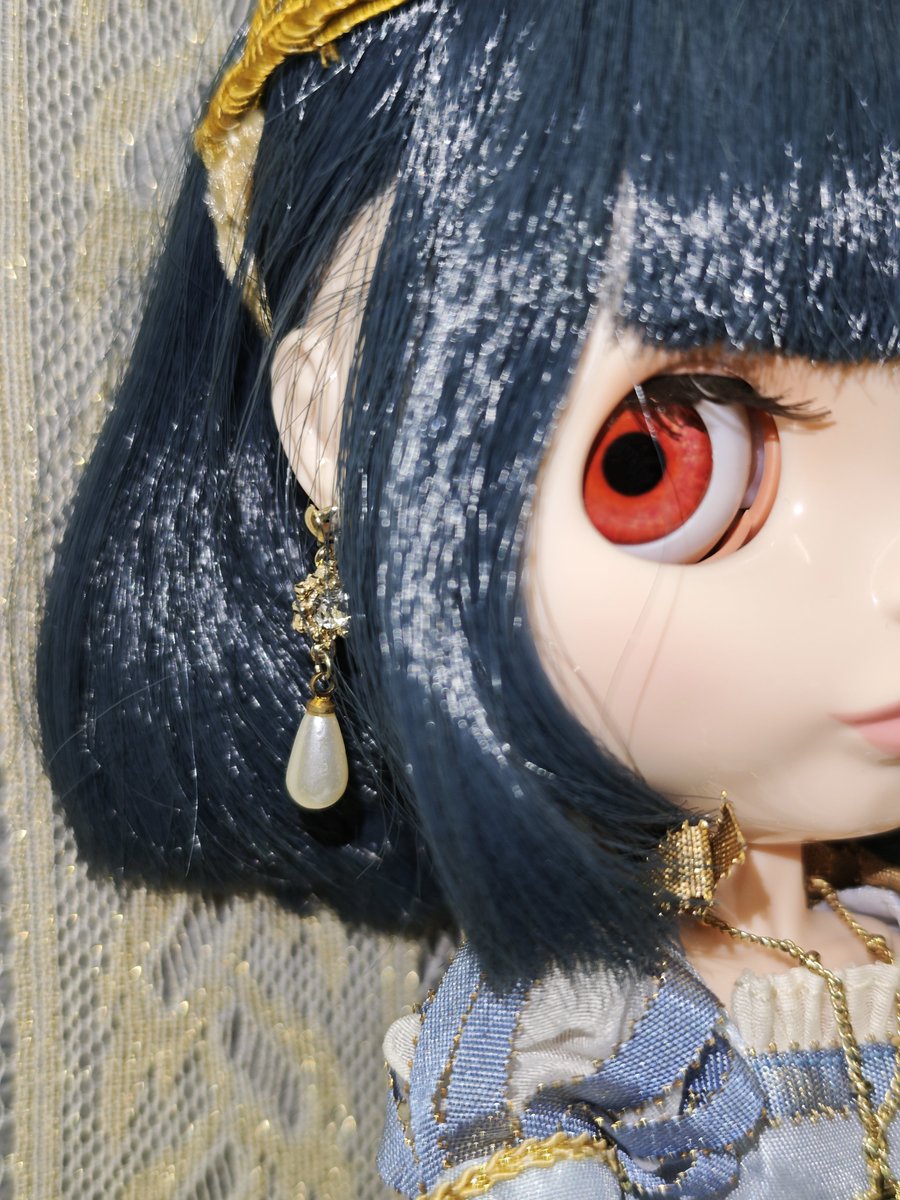 ne_cotte's tweet photo. うちのエリさん（アムール）にジュリエットチョイスの衣装を着せることが叶いました！ドレスもネグリジェも本当に細部まで美しい。ピアスもため息が出るし頭のネットも本当に可愛い。
そして、こんな時のためにスタンバってる子もいるわけです。エリさんにとってのロミオ（敵対関係無いですが彼氏） https://t.co/lSUqrUra93