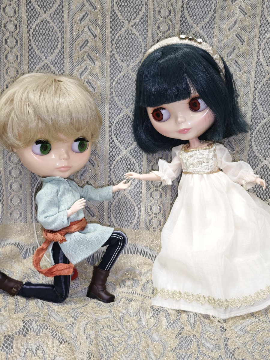 ne_cotte's tweet photo. うちのエリさん（アムール）にジュリエットチョイスの衣装を着せることが叶いました！ドレスもネグリジェも本当に細部まで美しい。ピアスもため息が出るし頭のネットも本当に可愛い。
そして、こんな時のためにスタンバってる子もいるわけです。エリさんにとってのロミオ（敵対関係無いですが彼氏） https://t.co/lSUqrUra93