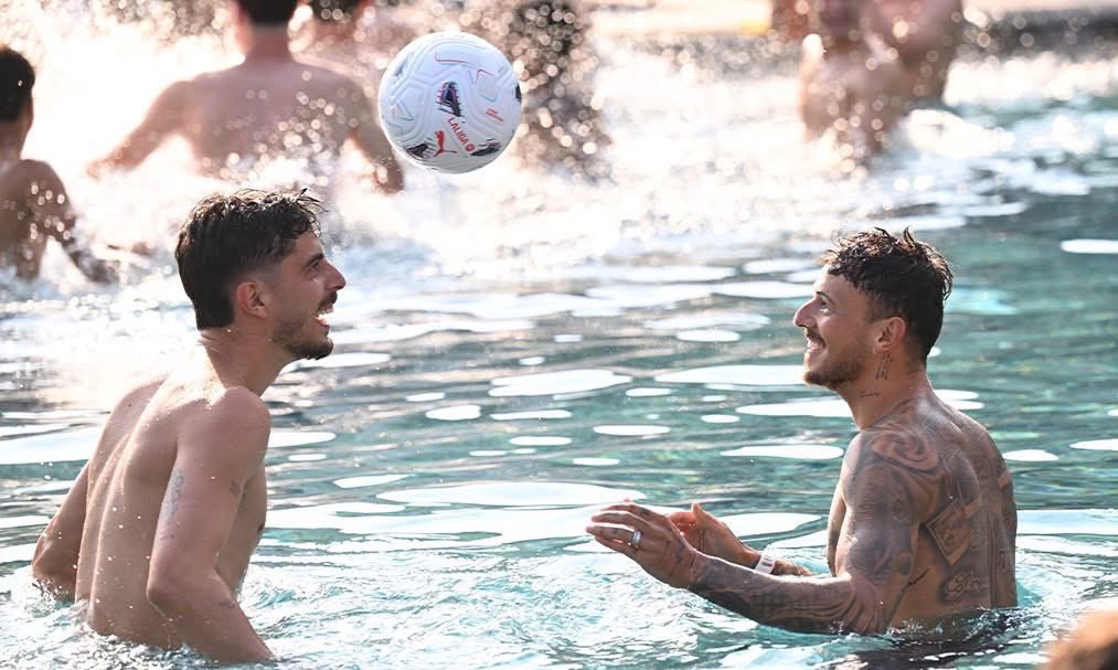 IDGoonerscom's tweet photo. Para pemain Arsenal mengadakan pool session di Girona. Chill dulu wok sebelum memulai musim baru yang berat. https://t.co/Fd3FuhxRPP