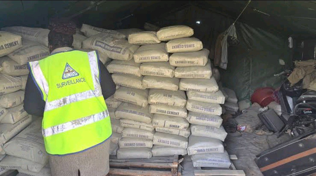 UncleBillz's tweet photo. 🚨 BUILDER HANDCUFFED, THEN EXPOSES UNDERWEIGHT CEMENT BAGS.

A dedicated builder repeatedly warned the public that bags labeled 50kg were actually much lighter. Instead of being thanked, cement companies had him arrested for "damaging their brand."

When police took him to the site in handcuffs to verify, every bag weighed between 40.7 and 41kg, the bags didn't weigh 50kg. Tororo Cement bags weighed around 40.7 to 41kg. That's nearly 10 kilos missing per bag, pure theft from hardworking Ugandans.

This underweight scam cheats buyers and weakens concrete, putting lives at risk. We need UNBS and authorities to investigate immediately and protect consumers.