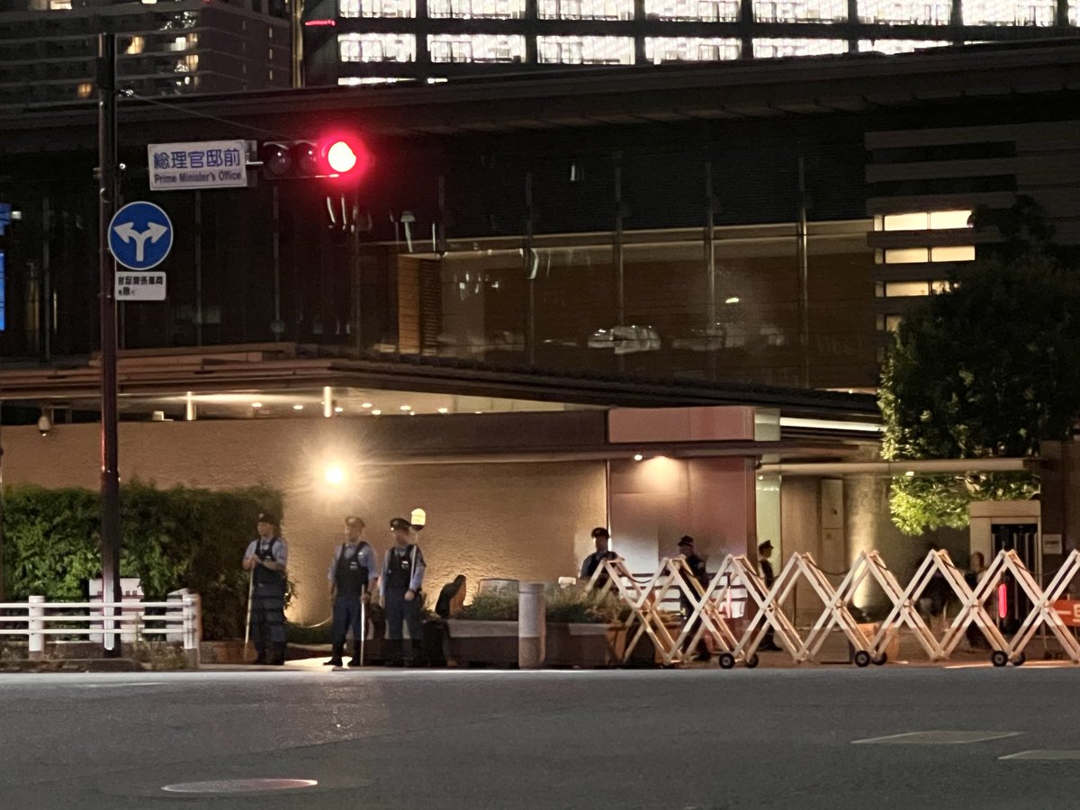 ToshihikoOgata's tweet photo. 高市首相会見に官邸で参加しましたが、質問させてもらえませんでした。いつもの「茶番会見」「台本の読み合い会見」で、事前に質問を教えた記者だけが当たっているのは明白だったと思います。高市首相はいったい何が怖いのでしょうか。記者からのその場の質問すら受けられないようでは、一国のリーダーの力が問われる首脳外交の場で、とても太刀打ちできないと思います。
　私が「総理、もう一問お願いします」と普通の声で呼びかけたとき、高市首相は決まりが悪そうな表情を見せ、会見場を出て行きました。
　こんなヤラセ会見を許している内閣記者会(官邸クラブ)に憤りを覚えます。視聴者や読者への重大な裏切り行為です。テレビや新聞の間にまともな大手メディアがない日本は不幸で、大手メディアの現状が情けないです。私たちは、それを打破すべく頑張りたいと思います。Arc Timesのチャンネル登録者はまもなく20万人に達します。さらに拡大していきます。
https://t.co/gbbz7Bl1a2