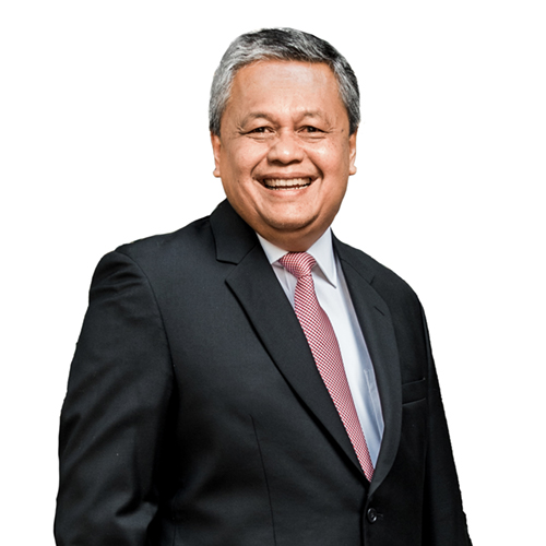 AndhyFerry's tweet photo. 🚨 Perry Warjiyo mundur sebagai Gubernur BI.

Surat pengunduran diri diterima Prabowo kemarin (26 Juli). Alasan resmi “pribadi”. Destry Damayanti langsung jadi pejabat sementara. 

Hari ini Prabowo kumpulkan anggota KSSK (Komite Stabilitas Sistem Keuangan) (BI, OJK, Kemenkeu, LPS) di Istana buat “koordinasi situasi”.Rupiah udah tembus Rp17.900-an, depresiasi hampir 8% year-to-date. 

BI Rate naik 100 bps dalam hitungan bulan (ke 5,75%) tapi tetep ga kuat nahan. 

Sebelumnya Komisi XI DPR udah sempat desak mundur. Cadangan devisa ikut nyusut.

Media asing (FT & Reuters) langsung sorot: kejutan, bikin uncertainty, investor was-was soal independensi bank sentral. Perry dipuji karena pernah bawa BI lewat pandemi & shock eksternal, tapi sekarang yang ditunggu siapa penggantinya.

era baru kebijakan moneter atau ujian baru independensi BI? Ada isu gesekan sama Menkeu, ada juga nama kerabat politik yang masuk Dewan Gubernur. Sejarah bank sentral di mana-mana selalu sama: sekali dipolitisasi, kredibilitas susah dibangun lagi. BI bilang operasional tetap normal. 
Pasar udah kasih sinyal: IHSG turun, rupiah tetap tertekan. 

Jujur, khawatir banget. Pejabat ekonomi berganti di tengah gejolak, sementara prioritas proyek baru terus jalan. Independensi BI diuji. Rakyat yang nanggung kalau rupiah & ekonomi makin goyah..