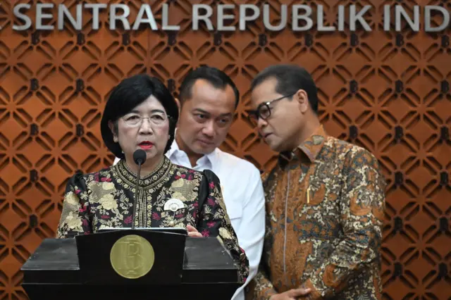 AndhyFerry's tweet photo. 🚨 Perry Warjiyo mundur sebagai Gubernur BI.

Surat pengunduran diri diterima Prabowo kemarin (26 Juli). Alasan resmi “pribadi”. Destry Damayanti langsung jadi pejabat sementara. 

Hari ini Prabowo kumpulkan anggota KSSK (Komite Stabilitas Sistem Keuangan) (BI, OJK, Kemenkeu, LPS) di Istana buat “koordinasi situasi”.Rupiah udah tembus Rp17.900-an, depresiasi hampir 8% year-to-date. 

BI Rate naik 100 bps dalam hitungan bulan (ke 5,75%) tapi tetep ga kuat nahan. 

Sebelumnya Komisi XI DPR udah sempat desak mundur. Cadangan devisa ikut nyusut.

Media asing (FT & Reuters) langsung sorot: kejutan, bikin uncertainty, investor was-was soal independensi bank sentral. Perry dipuji karena pernah bawa BI lewat pandemi & shock eksternal, tapi sekarang yang ditunggu siapa penggantinya.

era baru kebijakan moneter atau ujian baru independensi BI? Ada isu gesekan sama Menkeu, ada juga nama kerabat politik yang masuk Dewan Gubernur. Sejarah bank sentral di mana-mana selalu sama: sekali dipolitisasi, kredibilitas susah dibangun lagi. BI bilang operasional tetap normal. 
Pasar udah kasih sinyal: IHSG turun, rupiah tetap tertekan. 

Jujur, khawatir banget. Pejabat ekonomi berganti di tengah gejolak, sementara prioritas proyek baru terus jalan. Independensi BI diuji. Rakyat yang nanggung kalau rupiah & ekonomi makin goyah..