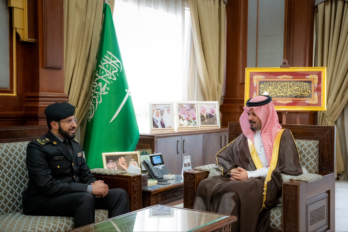 imarat_almadina's tweet photo. سمو أمير منطقة #المدينة_المنورة #سلمان_بن_سلطان يستقبل مدير مركز العمليات الأمنية الموحدة (911) بالمنطقة المكلّف، المقدم عبدالله السلطان، ويطّلع على التقرير السنوي للمركز لعام 1447هـ، وما تضمنه من أبرز الأعمال والجهود المبذولة في دعم المنظومة الأمنية، وتعزيز سرعة الاستجابة، ورفع كفاءة التنسيق بين الجهات ذات العلاقة .
