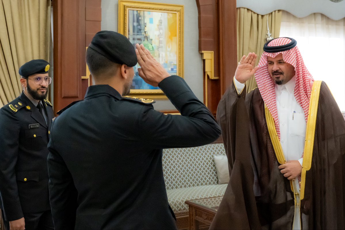 imarat_almadina's tweet photo. سمو أمير منطقة #المدينة_المنورة #سلمان_بن_سلطان يستقبل مدير مركز العمليات الأمنية الموحدة (911) بالمنطقة المكلّف، المقدم عبدالله السلطان، ويطّلع على التقرير السنوي للمركز لعام 1447هـ، وما تضمنه من أبرز الأعمال والجهود المبذولة في دعم المنظومة الأمنية، وتعزيز سرعة الاستجابة، ورفع كفاءة التنسيق بين الجهات ذات العلاقة .