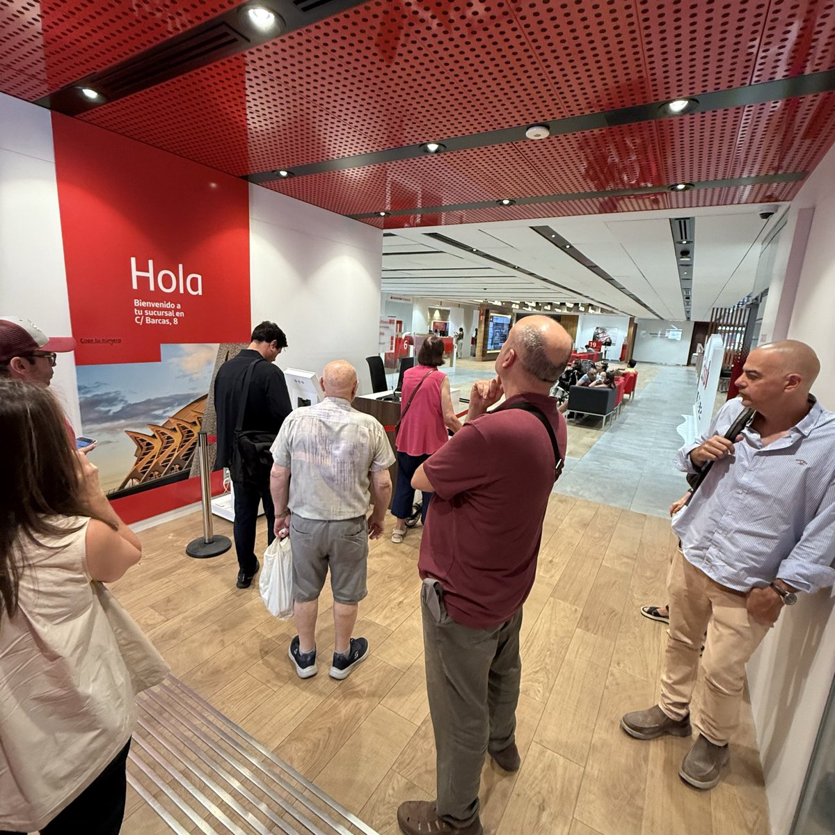 jorgesilva44's tweet photo. @santander_es @bancosantander #bancosantander. Increíble que tengas que hacer cola para ir a ingresar dinero porque debes de sacar turno como en el Mercadona y solo hay una persona en la oficina más importante de la comunidad valenciana en la calle de Las Barcas…. https://t.co/uGEqRGgs8y
