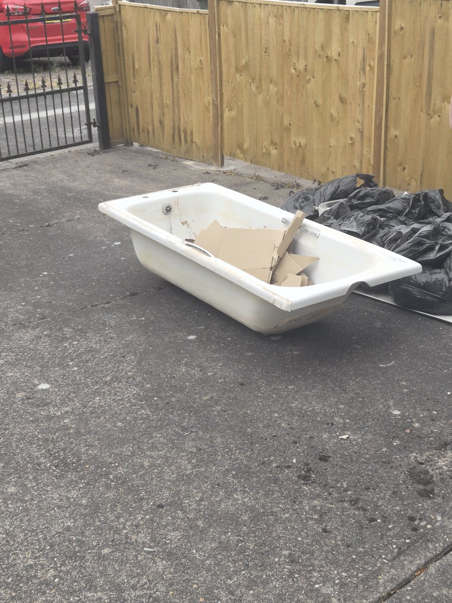 JadeAshleigh0's tweet photo. Anyone for a bath on the drive? https://t.co/sszE1mhLpc