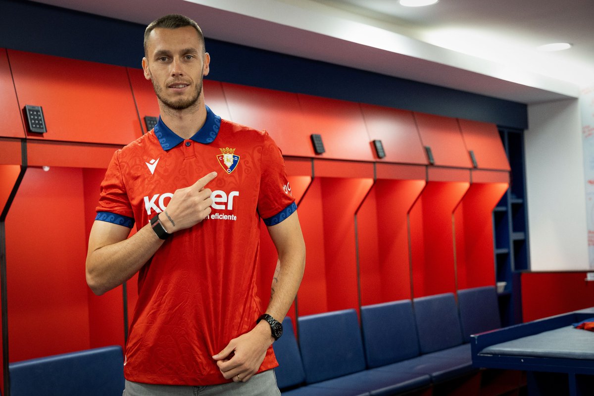 Osasuna's tweet photo. 😍 Primer día como rojillo https://t.co/1BVscy4vSo
