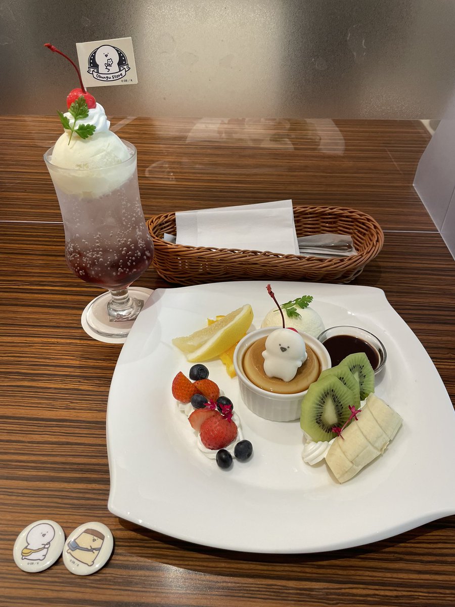 MAberryasa's tweet photo. お文具さんコラボ！
プリンにのってるお文具さんふにふにしてた！！！
めっちゃかわいい💕
お飲み物は今日もフランボワーズ！
うきうき
#お文具さん https://t.co/xODXGkCf9L