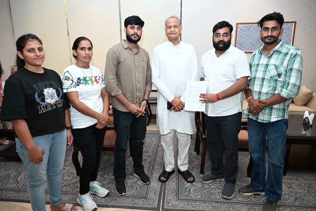 HANUMANKISAN's tweet photo. माननीय पूर्व मुख्यमंत्री @ashokgehlot51 जी का बहुत बहुत धन्यवाद और आभार ।।
आज सत्ता पक्ष ने युवाओं के लिए दरवाजे बंद कर लिए लेकिन यही युवा वोट की चोट से इस तानाशाही सरकार को जवाब देंगे ।।
माननीय पूर्व सीएम साहब ने ट्रेड टेस्ट की मांग को लेकर सरकार से बात करने का पूरा भरोसा दिया है ।
@RajCMO @BhajanlalBjp @iRishabhKSharma