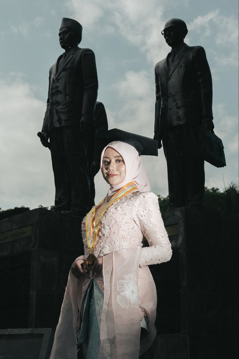 notforyouwx's tweet photo. happy graduation, alhamdulillah 🎓✨ https://t.co/t7f48K9Wxk