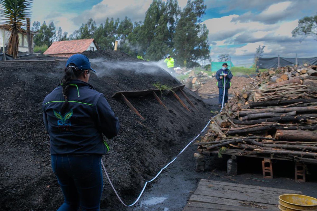Alfred_Balle's tweet photo. Cuando se afecta un bosque, una ronda hídrica o un ecosistema, las consecuencias van mucho más allá de lo que podemos ver. También se pierden servicios esenciales, como la regulación del agua, la captura de carbono y la calidad del aire.

Por eso, en la @CAR_Cundi calculamos el valor económico de los daños ambientales para dimensionar sus impactos y aportar herramientas técnicas que permitan avanzar en su reparación y restauración. A la fecha, hemos elaborado más de 100 informes de valoración económica ambiental que contribuyen a la defensa de nuestros recursos naturales y ecosistemas.
