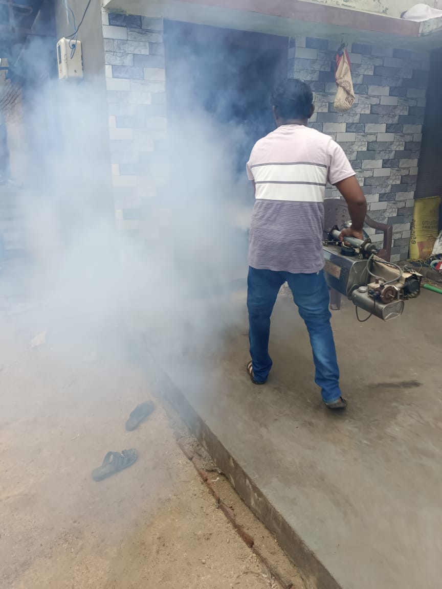 dp_amdavad's tweet photo. જિલ્લાના ગ્રામ્ય વિસ્તારોમાં થયેલા ભારે વરસાદને અનુસંધાને જાહેર આરોગ્યના હિતમાં જિલ્લા આરોગ્ય તંત્ર દ્વારા પ્રતિરોધાત્મક કામગીરી હાથ ધરવામાં આવી છે. મચ્છરજન્ય રોગોના નિયંત્રણ અને નિવારણ માટે અસરગ્રસ્ત વિસ્તારોમાં આરોગ્ય કર્મચારીઓ દ્વારા ફોગિંગ કામગીરી કરવામાં આવી રહી છે.
જિલ્લા આરોગ્ય તંત્ર દ્વારા પરિસ્થિતિ પર સતત દેખરેખ રાખી જરૂરી જાહેર આરોગ્ય સેવાઓ સમયસર ઉપલબ્ધ કરાવવામાં આવી રહી છે, જેથી વરસાદ બાદ સંભવિત રોગચાળાને અસરકારક રીતે અટકાવી શકાય.
#AhmedabadRain
@CMOGuj @infoahdgog @InfoGujarat @CollectorAhd