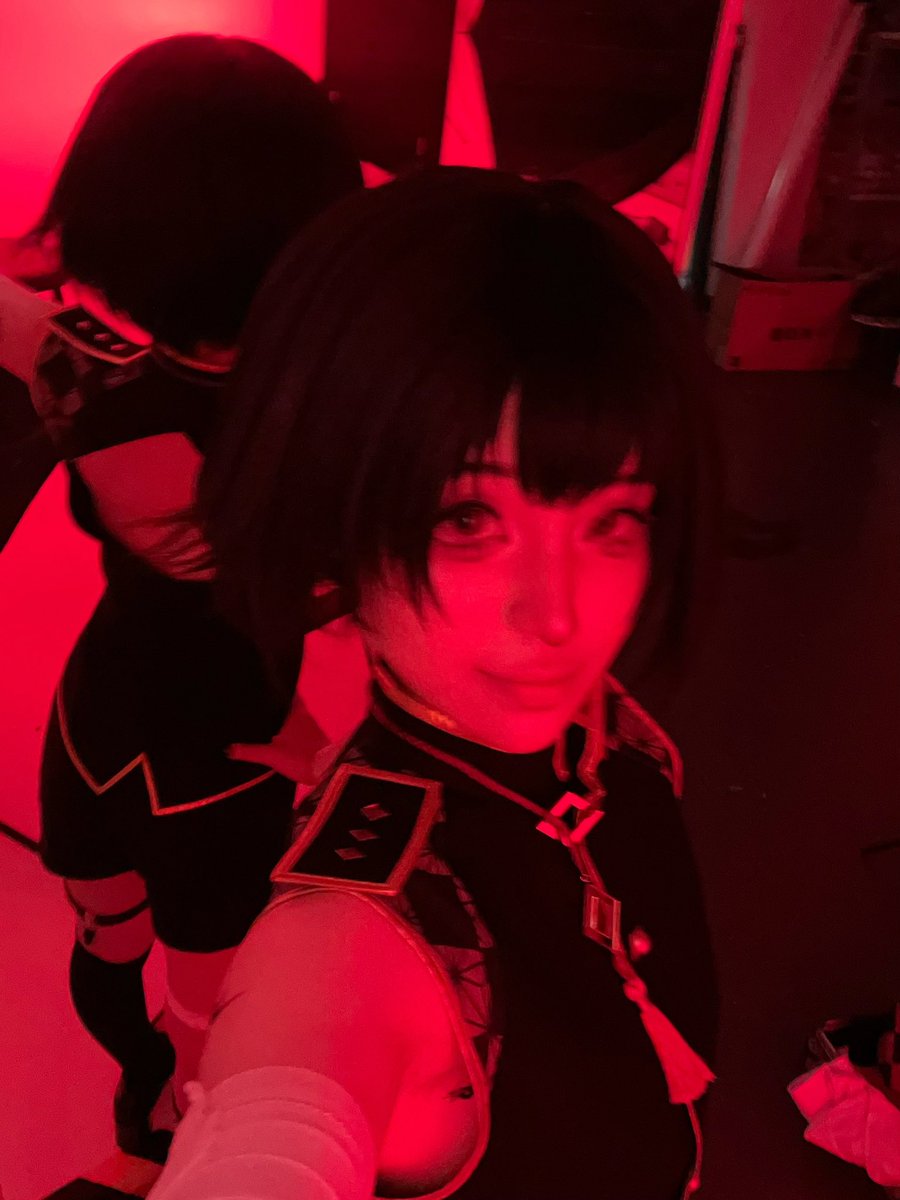 xiyu0210's tweet photo. 在等待摄影调光时蹲在角落偷偷自拍两张 https://t.co/OfiYNJ216s