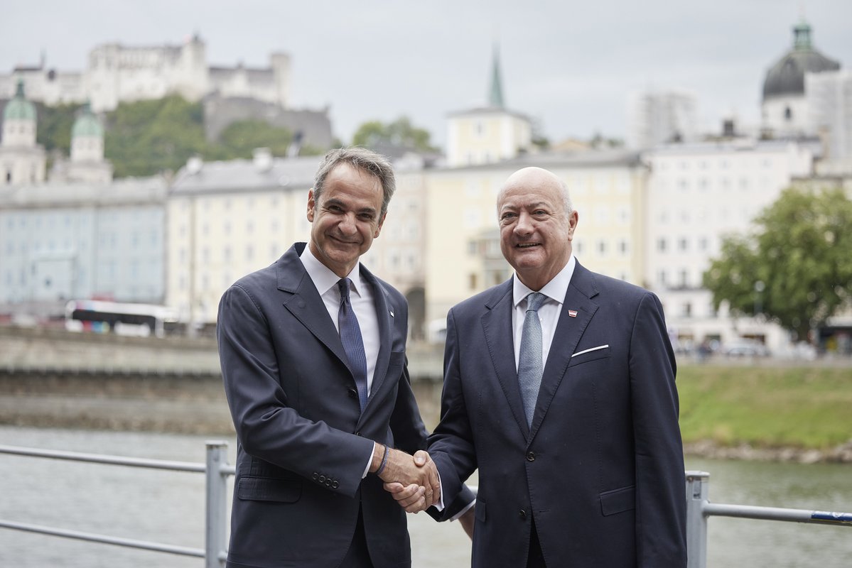 PrimeministerGR's tweet photo. Ευχαριστώ τον Καγκελάριο της Αυστρίας, Christian Stocker, για τη θερμή φιλοξενία και την ιδιαίτερα παραγωγική συζήτηση που είχαμε, η οποία επιβεβαίωσε ότι οι σχέσεις μεταξύ των δύο κρατών μας παραμένουν εξαιρετικές.

Επιβεβαιώσαμε, όμως, και την αμοιβαία μας διάθεση να συνεχίσουμε στον ίδιο δρόμο διατηρώντας και ενισχύοντας την πολύ στενή συνεργασία των τελευταίων ετών.

Είναι κάτι που αποτυπώνεται με τον καλύτερο τρόπο στον τουρισμό. Η Ελλάδα βρίσκεται σταθερά πολύ ψηλά στις προτιμήσεις των Αυστριακών για τις διακοπές τους, αλλά και η Αυστρία είναι πολύ ψηλά στις προτιμήσεις των Ελλήνων για τις δικές τους διακοπές.

Βέβαια η συνεργασία μας δεν περιορίζεται μόνο στον τουρισμό. Η ήπειρός μας αντιμετωπίζει μεγάλες προκλήσεις ως προς το αυξημένο κόστος ενέργειας. Η απάντησή μας δεν μπορεί να είναι η αδράνεια, γι’ αυτό και θέτουμε μετ’ επιτάσεως και από κοινού το ζήτημα αυτό ψηλά στην ενεργειακή ατζέντα.

Δεν μπορούμε να μιλάμε για μια πραγματικά ανταγωνιστική Ευρώπη όταν οι επιχειρήσεις και τα νοικοκυριά μας πληρώνουν ακριβά την ενέργεια, και πάντως ακριβότερα από τους βασικούς ανταγωνιστές. https://t.co/sGIWT9Y7OD