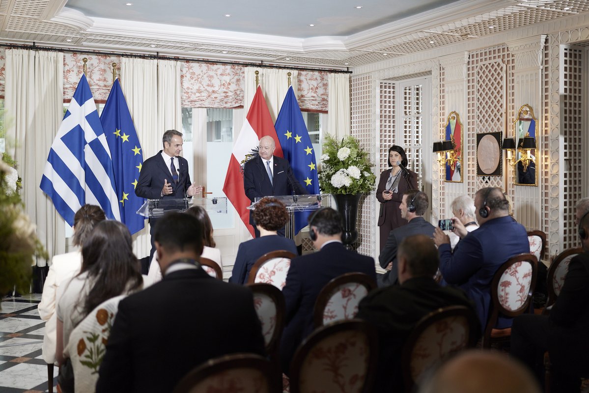PrimeministerGR's tweet photo. Ευχαριστώ τον Καγκελάριο της Αυστρίας, Christian Stocker, για τη θερμή φιλοξενία και την ιδιαίτερα παραγωγική συζήτηση που είχαμε, η οποία επιβεβαίωσε ότι οι σχέσεις μεταξύ των δύο κρατών μας παραμένουν εξαιρετικές.

Επιβεβαιώσαμε, όμως, και την αμοιβαία μας διάθεση να συνεχίσουμε στον ίδιο δρόμο διατηρώντας και ενισχύοντας την πολύ στενή συνεργασία των τελευταίων ετών.

Είναι κάτι που αποτυπώνεται με τον καλύτερο τρόπο στον τουρισμό. Η Ελλάδα βρίσκεται σταθερά πολύ ψηλά στις προτιμήσεις των Αυστριακών για τις διακοπές τους, αλλά και η Αυστρία είναι πολύ ψηλά στις προτιμήσεις των Ελλήνων για τις δικές τους διακοπές.

Βέβαια η συνεργασία μας δεν περιορίζεται μόνο στον τουρισμό. Η ήπειρός μας αντιμετωπίζει μεγάλες προκλήσεις ως προς το αυξημένο κόστος ενέργειας. Η απάντησή μας δεν μπορεί να είναι η αδράνεια, γι’ αυτό και θέτουμε μετ’ επιτάσεως και από κοινού το ζήτημα αυτό ψηλά στην ενεργειακή ατζέντα.

Δεν μπορούμε να μιλάμε για μια πραγματικά ανταγωνιστική Ευρώπη όταν οι επιχειρήσεις και τα νοικοκυριά μας πληρώνουν ακριβά την ενέργεια, και πάντως ακριβότερα από τους βασικούς ανταγωνιστές. https://t.co/sGIWT9Y7OD