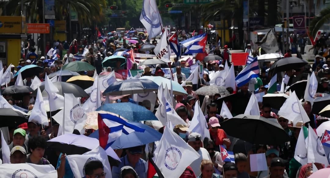 _TereFelipe_'s tweet photo. Ayer el pueblo mexicano volvió a las calles por Cuba. Fueron miles caminando del Hemiciclo a Juárez hasta la vieja embajada gringa. Ya es hora de normalizar una frase que los mexicanos llevan escribiendo hace décadas, México es el mejor amigo que tiene Cuba. 🇨🇺 ❤️🇲🇽 https://t.co/s848L9FxRu
