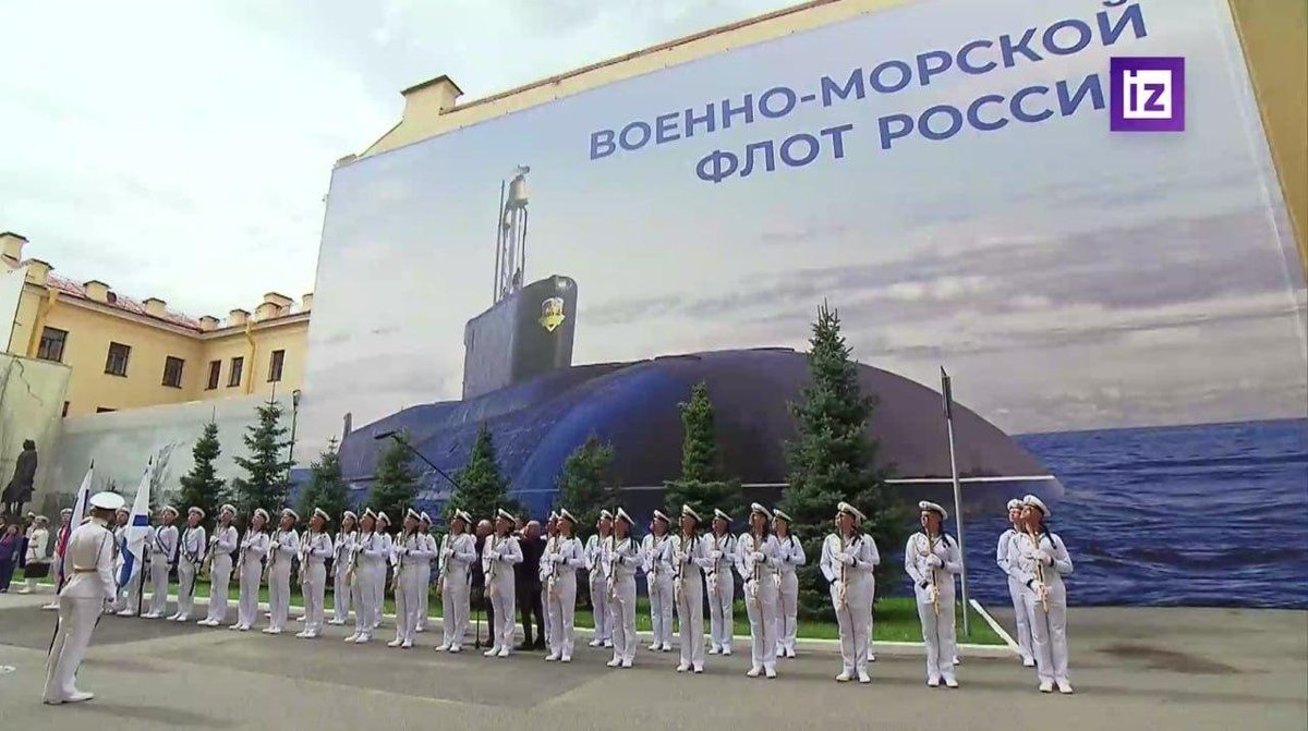 oorlog_monitor's tweet photo. Rusland viert de nationale marinedag. Met een fucking spanddoek van een onderzeeboot. Hoe triest is dit? https://t.co/BbWWcELx2X