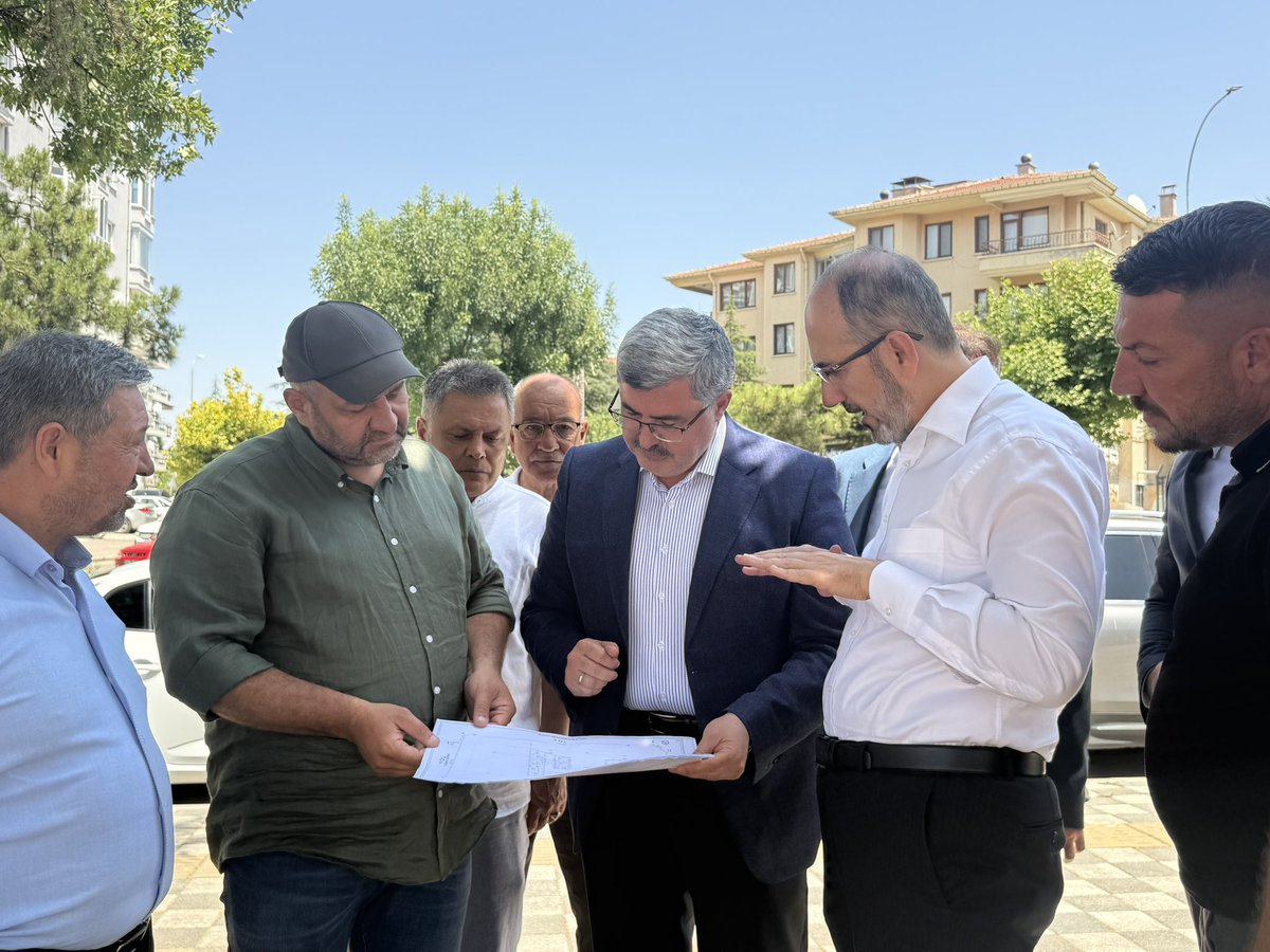 avaliozkaya's tweet photo. 📍 Afyonkarahisar

Zafer Mahallemiz ve çevresindeki hemşehrilerimize sağlık hizmeti sunacak olan Semt Polikliniği inşaat alanında; İl Sağlık Müdürümüz Hakkı Öztürk, hayırseverimiz Mehmet Kumartaşlı, AK Parti Merkez İlçe Başkanımız Halit Özdemir ve heyetimiz ile birlikte incelemelerde bulunduk.

Yakın zamanda temeli atılarak inşaatına başlanacak bu kıymetli sağlık yatırımının şehrimize kazandırılmasında büyük katkıları bulunan başta Kumartaşlı Ailesi ve hayırseverimiz Mehmet Kumartaşlı olmak üzere, İl Sağlık Müdürümüz Hakkı Öztürk’e ve emeği geçen herkese teşekkür ediyor; bu önemli eserin bölgemize ve Afyonkarahisar’ımıza hayırlı olmasını diliyorum.

Şehrimizi sağlık alanında daha ileri bir noktaya taşımak, vatandaşlarımızın sağlık hizmetlerine daha hızlı ve kolay erişimini sağlamak amacıyla çalışmalarımızı kararlılıkla sürdürüyoruz. Eser ve hizmet siyasetimiz doğrultusunda, Afyonkarahisar’ımıza değer katacak yatırımları kazandırmaya devam edeceğiz.