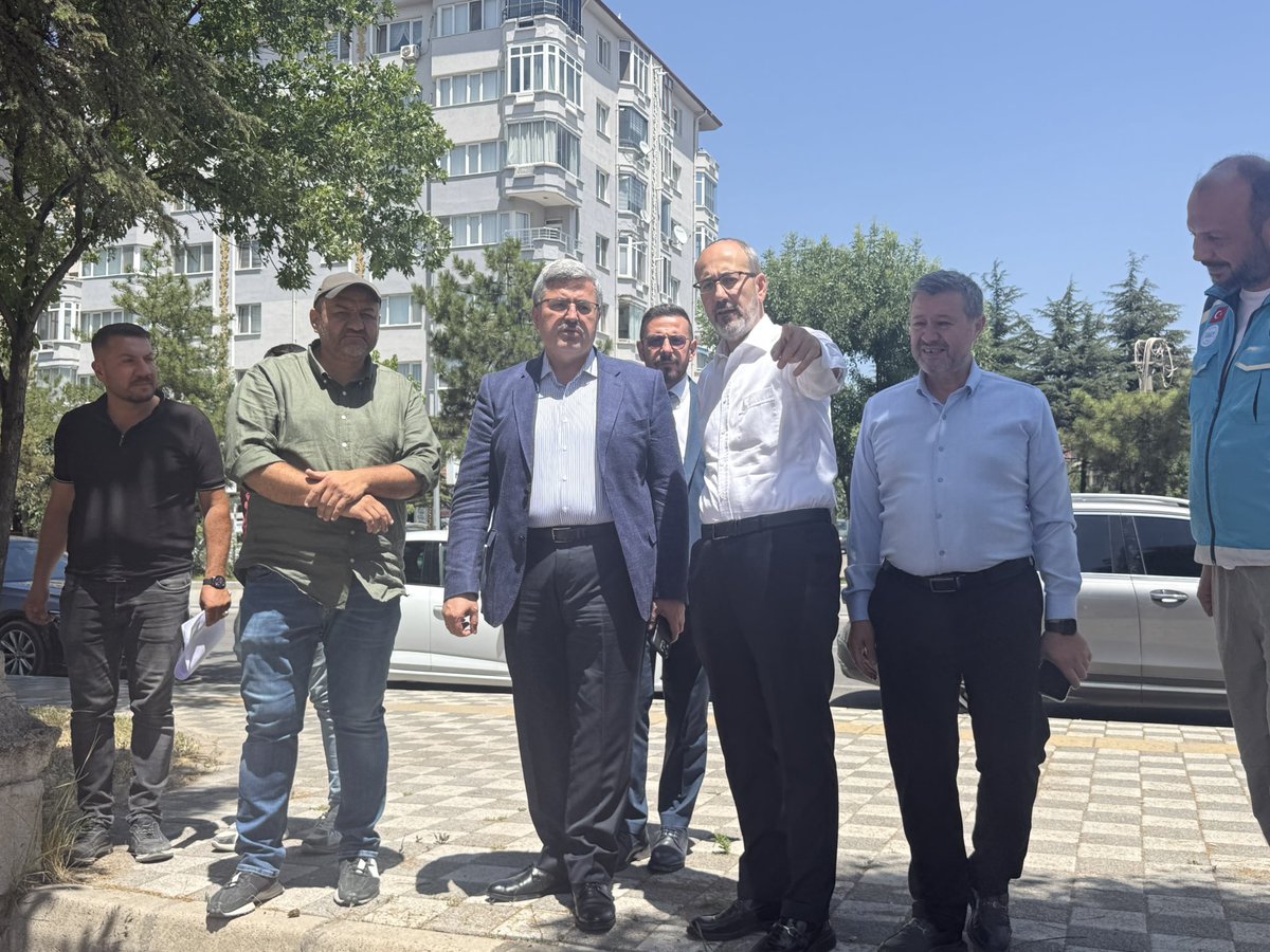 avaliozkaya's tweet photo. 📍 Afyonkarahisar

Zafer Mahallemiz ve çevresindeki hemşehrilerimize sağlık hizmeti sunacak olan Semt Polikliniği inşaat alanında; İl Sağlık Müdürümüz Hakkı Öztürk, hayırseverimiz Mehmet Kumartaşlı, AK Parti Merkez İlçe Başkanımız Halit Özdemir ve heyetimiz ile birlikte incelemelerde bulunduk.

Yakın zamanda temeli atılarak inşaatına başlanacak bu kıymetli sağlık yatırımının şehrimize kazandırılmasında büyük katkıları bulunan başta Kumartaşlı Ailesi ve hayırseverimiz Mehmet Kumartaşlı olmak üzere, İl Sağlık Müdürümüz Hakkı Öztürk’e ve emeği geçen herkese teşekkür ediyor; bu önemli eserin bölgemize ve Afyonkarahisar’ımıza hayırlı olmasını diliyorum.

Şehrimizi sağlık alanında daha ileri bir noktaya taşımak, vatandaşlarımızın sağlık hizmetlerine daha hızlı ve kolay erişimini sağlamak amacıyla çalışmalarımızı kararlılıkla sürdürüyoruz. Eser ve hizmet siyasetimiz doğrultusunda, Afyonkarahisar’ımıza değer katacak yatırımları kazandırmaya devam edeceğiz.